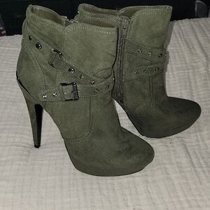 NWOB GBG Guess Women's Green GGDEEKA  Ankle Boots SZ 10